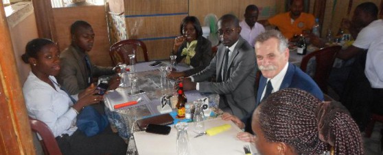 FORMATION EN MICROFINANCE : moment de detente au moment du repas