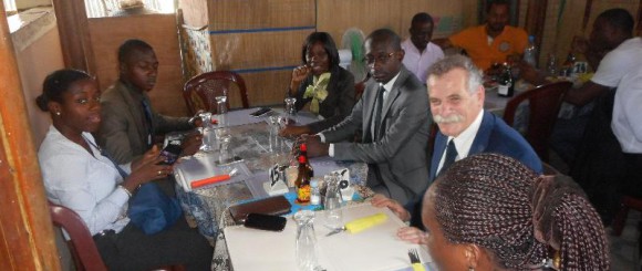 FORMATION EN MICROFINANCE : moment de detente au moment du repas